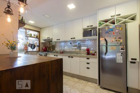 Casa à venda com 191m², 4 quartos e 2 vagas Casa à venda com 191m², 4 quartos e 2 vagasCozinha