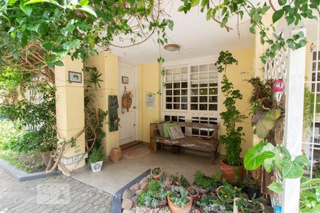 Casa à venda com 191m², 4 quartos e 2 vagas Casa à venda com 191m², 4 quartos e 2 vagasEntrada