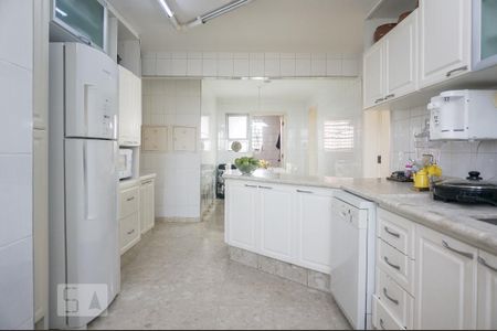 Apartamento à venda com 198m², 4 quartos e 2 vagas Apartamento à venda com 198m², 4 quartos e 2 vagasCozinha