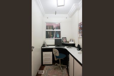 Apartamento à venda com 198m², 4 quartos e 2 vagas Apartamento à venda com 198m², 4 quartos e 2 vagasEscritório