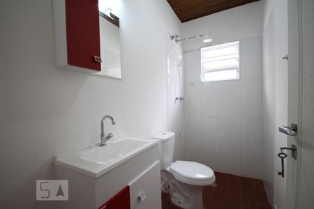 Banheiro de casa para alugar com 1 quarto, 55m² em Vila Firmiano Pinto, São Paulo