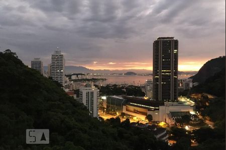 Apartamento à venda com 94m², 2 quartos e 1 vaga Apartamento à venda com 94m², 2 quartos e 1 vagaVista