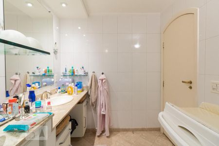 Casa à venda com 400m², 5 quartos e 2 vagas Casa à venda com 400m², 5 quartos e 2 vagasBanheiro do Corredor