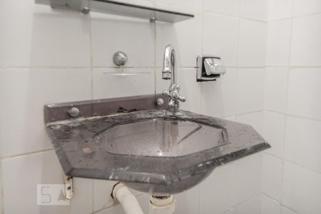 Banheiro de kitnet/studio para alugar com 1 quarto, 35m² em Santa Ifigênia, São Paulo