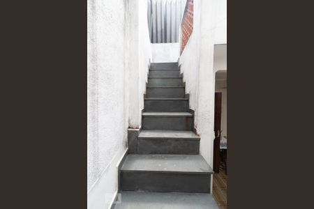 Casa à venda com 115m², 2 quartos e 2 vagas Casa à venda com 115m², 2 quartos e 2 vagasEscada