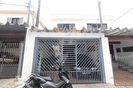 Casa à venda com 115m², 2 quartos e 2 vagas Casa à venda com 115m², 2 quartos e 2 vagasFachada