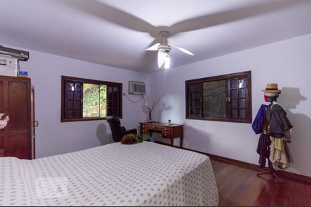 Casa à venda com 391m², 5 quartos e 3 vagasSuíte