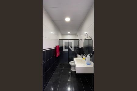 Casa à venda com 100m², 3 quartos e 4 vagas Casa à venda com 100m², 3 quartos e 4 vagasCasa 2 - Banheiro