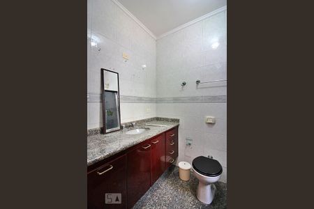 Casa à venda com 240m², 3 quartos e 6 vagasBanheiro da Suíte