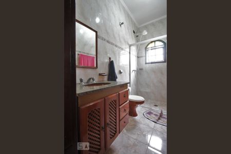 Casa à venda com 230m², 3 quartos e 2 vagasBanheiro