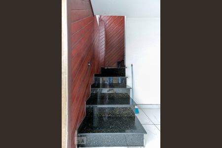 Casa à venda com 625m², 21 quartos e 2 vagas Casa à venda com 625m², 21 quartos e 2 vagasEscadas