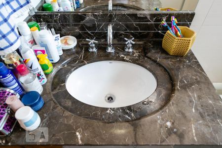 Casa à venda com 204m², 4 quartos e 4 vagas Casa à venda com 204m², 4 quartos e 4 vagasBanheiro Social