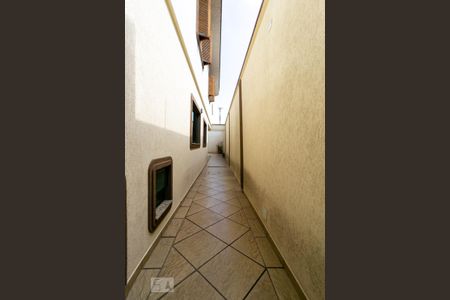 Casa à venda com 204m², 4 quartos e 4 vagas Casa à venda com 204m², 4 quartos e 4 vagasCorredor externo