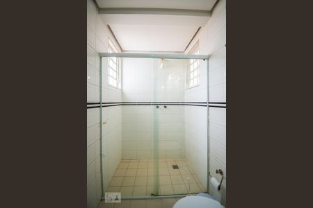 Casa à venda com 240m², 4 quartos e 8 vagas Casa à venda com 240m², 4 quartos e 8 vagasBanheiro