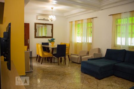 Sala de casa para alugar com 2 quartos, 240m² em Vila Valqueire, Rio de Janeiro