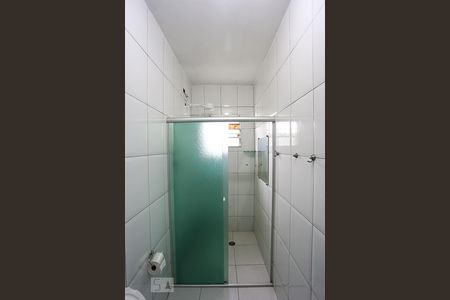 Banheiro  de casa de condomínio para alugar com 1 quarto, 52m² em Jardim Mirna, Taboão da Serra