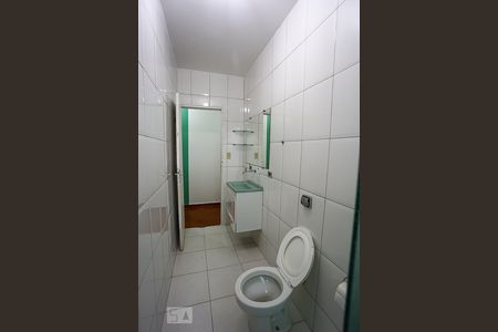 Banheiro  de casa de condomínio para alugar com 1 quarto, 52m² em Jardim Mirna, Taboão da Serra