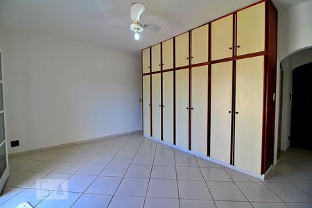Casa à venda com 210m², 3 quartos e 2 vagasQuarto Suíte