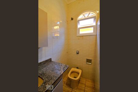 Casa à venda com 210m², 3 quartos e 2 vagasBanheiro