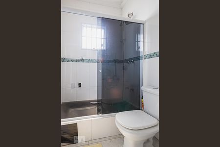 Casa à venda com 311m², 5 quartos e 6 vagasBanheiro da Suíte 3 e 4