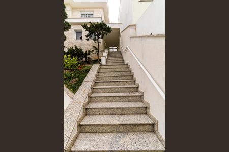 Casa à venda com 276m², 3 quartos e 3 vagas Casa à venda com 276m², 3 quartos e 3 vagasEscada da Entrada