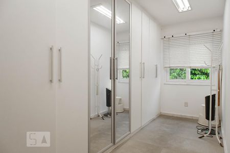 Casa à venda com 500m², 4 quartos e 2 vagas Casa à venda com 500m², 4 quartos e 2 vagasCloset