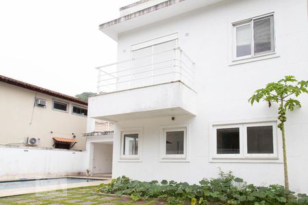 Casa à venda com 500m², 4 quartos e 2 vagas Casa à venda com 500m², 4 quartos e 2 vagasFachada