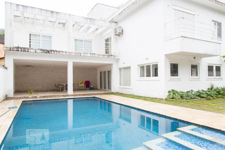 Casa à venda com 500m², 4 quartos e 2 vagas Casa à venda com 500m², 4 quartos e 2 vagasPiscina privativa