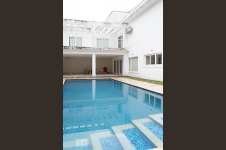 Casa à venda com 500m², 4 quartos e 2 vagas Casa à venda com 500m², 4 quartos e 2 vagasFachada