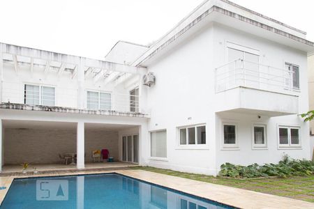 Casa à venda com 500m², 4 quartos e 2 vagas Casa à venda com 500m², 4 quartos e 2 vagasFachada