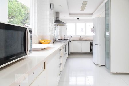 Casa à venda com 500m², 4 quartos e 2 vagas Casa à venda com 500m², 4 quartos e 2 vagasCozinha