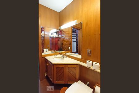 Casa de condomínio à venda com 650m², 4 quartos e 9 vagas Casa de condomínio à venda com 650m², 4 quartos e 9 vagasBanheiro social