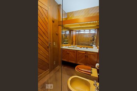 Casa de condomínio à venda com 650m², 4 quartos e 9 vagas Casa de condomínio à venda com 650m², 4 quartos e 9 vagasBanheiro da suíte