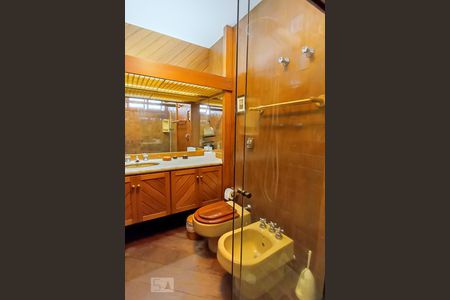 Casa de condomínio à venda com 650m², 4 quartos e 9 vagas Casa de condomínio à venda com 650m², 4 quartos e 9 vagasBanheiro da suíte