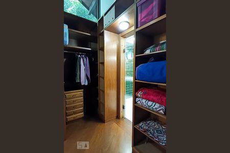 Casa de condomínio à venda com 650m², 4 quartos e 9 vagas Casa de condomínio à venda com 650m², 4 quartos e 9 vagasCloset suíte master