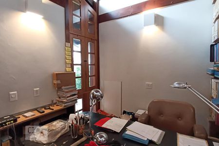 Casa de condomínio à venda com 650m², 4 quartos e 9 vagas Casa de condomínio à venda com 650m², 4 quartos e 9 vagasEscritório