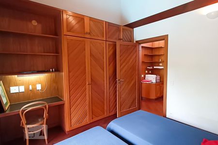 Casa de condomínio à venda com 650m², 4 quartos e 9 vagas Casa de condomínio à venda com 650m², 4 quartos e 9 vagasQuarto 2