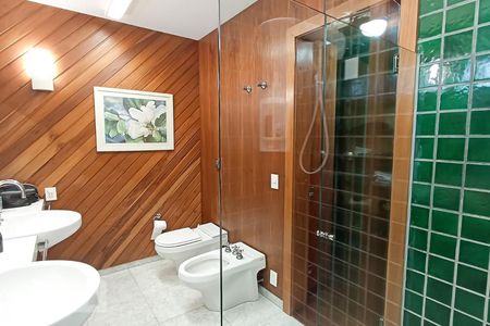 Casa de condomínio à venda com 650m², 4 quartos e 9 vagas Casa de condomínio à venda com 650m², 4 quartos e 9 vagasBanheiro suíte master