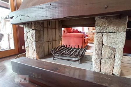 Casa de condomínio à venda com 650m², 4 quartos e 9 vagas Casa de condomínio à venda com 650m², 4 quartos e 9 vagasDetalhe sala - Lareira