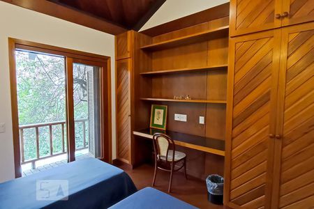 Casa de condomínio à venda com 650m², 4 quartos e 9 vagas Casa de condomínio à venda com 650m², 4 quartos e 9 vagasQuarto