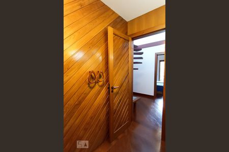 Casa de condomínio à venda com 650m², 4 quartos e 9 vagas Casa de condomínio à venda com 650m², 4 quartos e 9 vagasBanheiro social