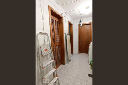 Casa de condomínio à venda com 650m², 4 quartos e 9 vagas Casa de condomínio à venda com 650m², 4 quartos e 9 vagasÁrea de serviço