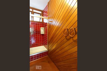 Casa de condomínio à venda com 650m², 4 quartos e 9 vagas Casa de condomínio à venda com 650m², 4 quartos e 9 vagasBanheiro social