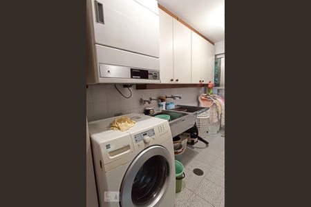 Casa de condomínio à venda com 650m², 4 quartos e 9 vagas Casa de condomínio à venda com 650m², 4 quartos e 9 vagasÁrea de serviço