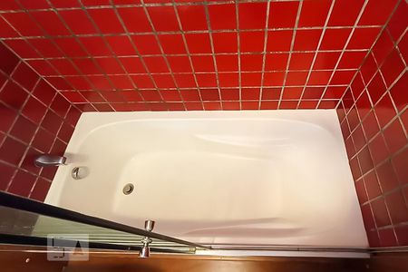 Casa de condomínio à venda com 650m², 4 quartos e 9 vagas Casa de condomínio à venda com 650m², 4 quartos e 9 vagasDetalhe banheiro social - Banheira