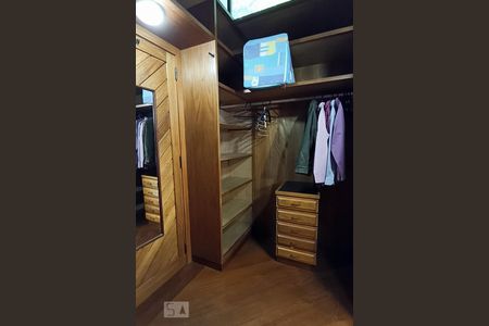 Casa de condomínio à venda com 650m², 4 quartos e 9 vagas Casa de condomínio à venda com 650m², 4 quartos e 9 vagasCloset suíte master