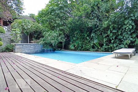 Casa de condomínio à venda com 650m², 4 quartos e 9 vagas Casa de condomínio à venda com 650m², 4 quartos e 9 vagasPiscina