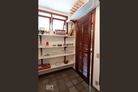 Casa de condomínio à venda com 650m², 4 quartos e 9 vagas Casa de condomínio à venda com 650m², 4 quartos e 9 vagasDispensa