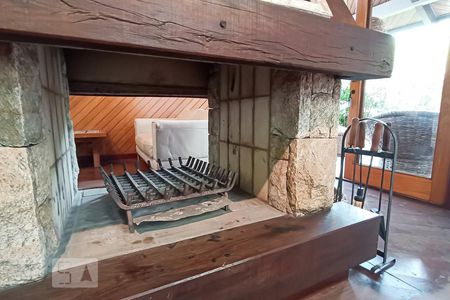 Casa de condomínio à venda com 650m², 4 quartos e 9 vagas Casa de condomínio à venda com 650m², 4 quartos e 9 vagasDetalhe sala - Lareira