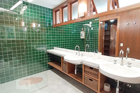 Casa de condomínio à venda com 650m², 4 quartos e 9 vagas Casa de condomínio à venda com 650m², 4 quartos e 9 vagasBanheiro suíte master